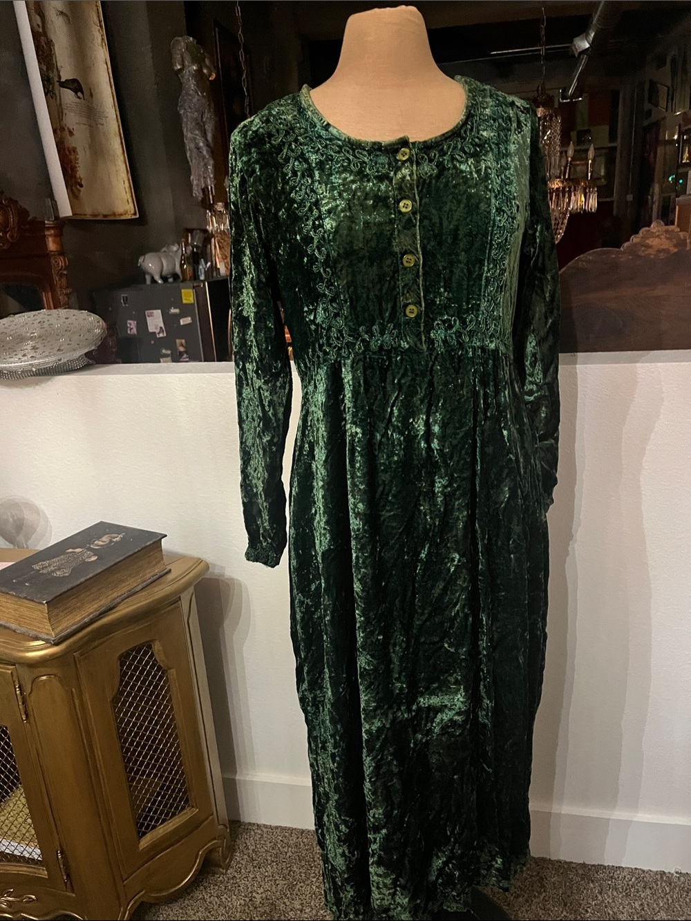 Vintage-Inspired Dark Green Velvet Long Sleeve Maxi Dress